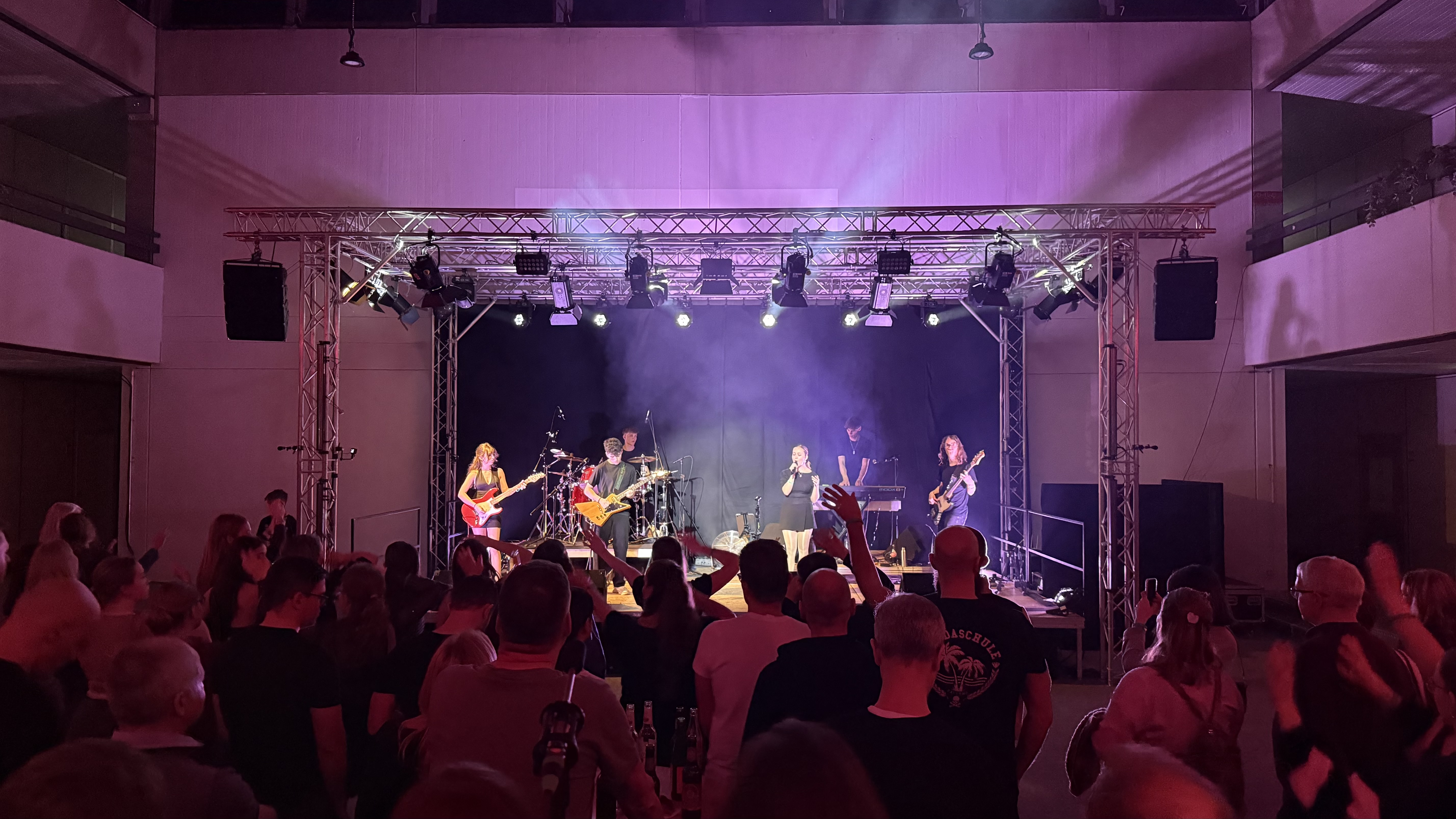 Desirence Livebühne mit Publikum und Magenta-Licht