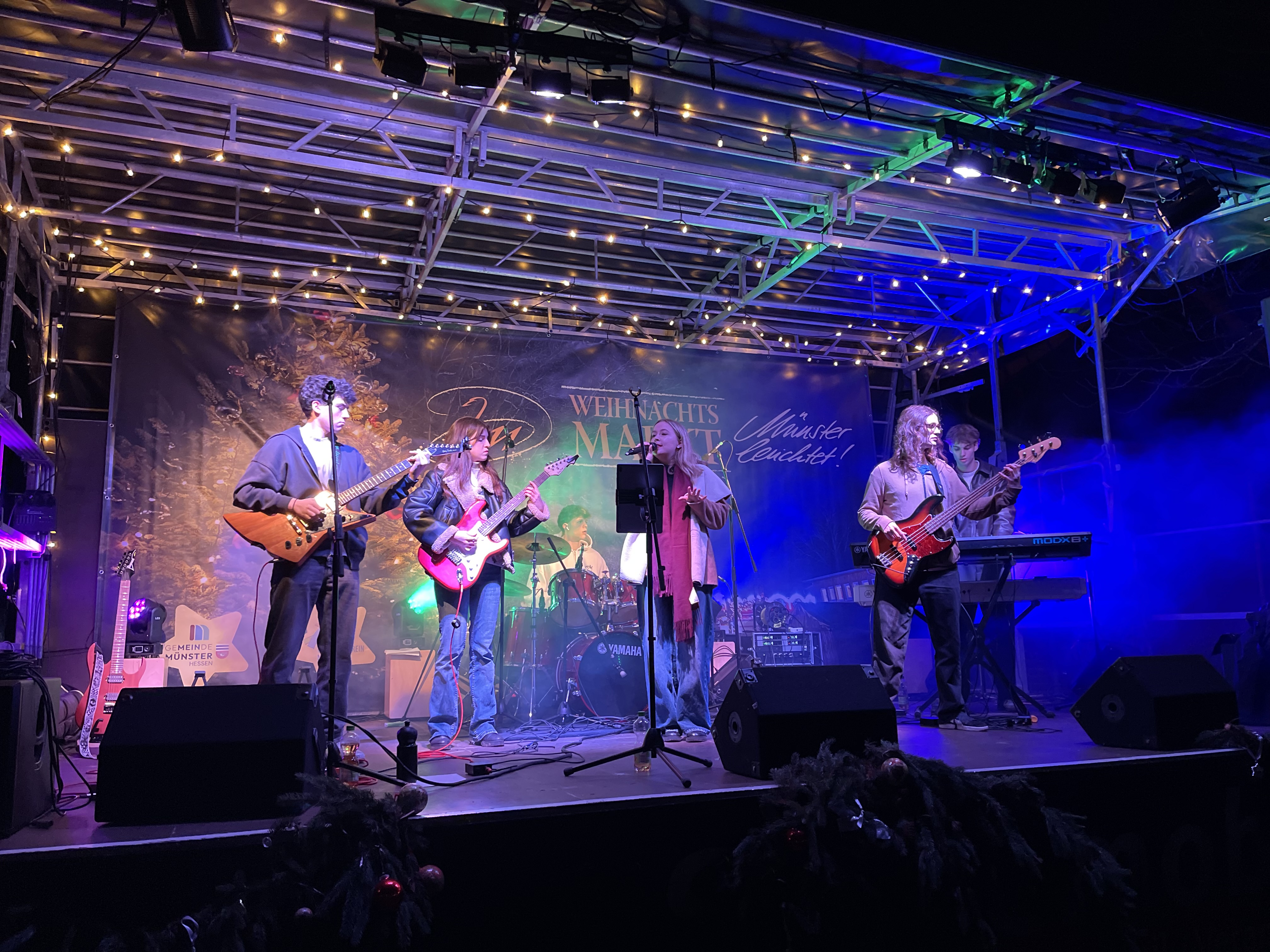 DESIRENCE volle Band auf einer Livebühne