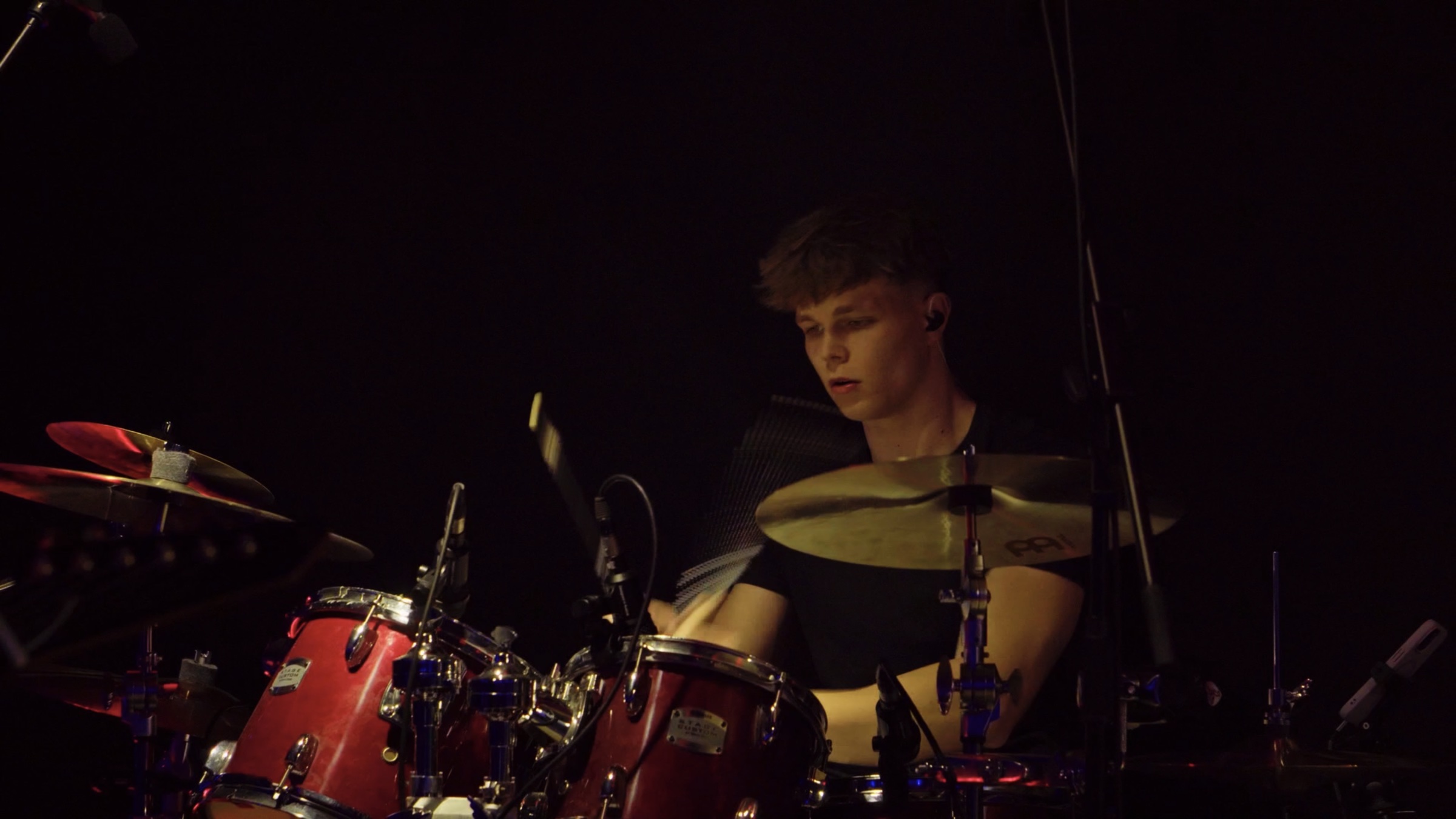 DESIRENCE Drummer live im Bühnenlicht