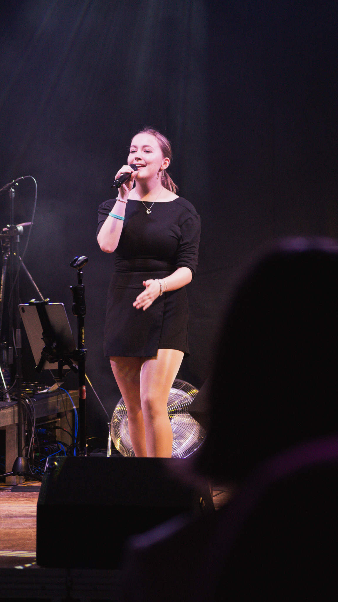 Emily von DESIRENCE live auf der Bühne